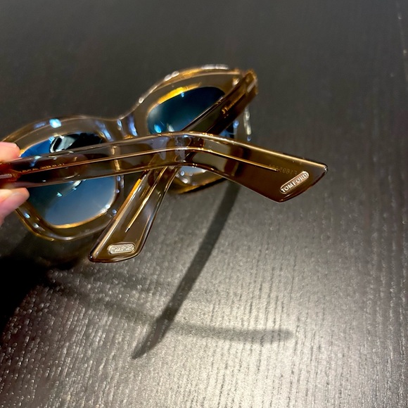 Tom Ford Square Sunglasses TF582 Julia-02 45P Transparent Champagne - Picture 4 of 12